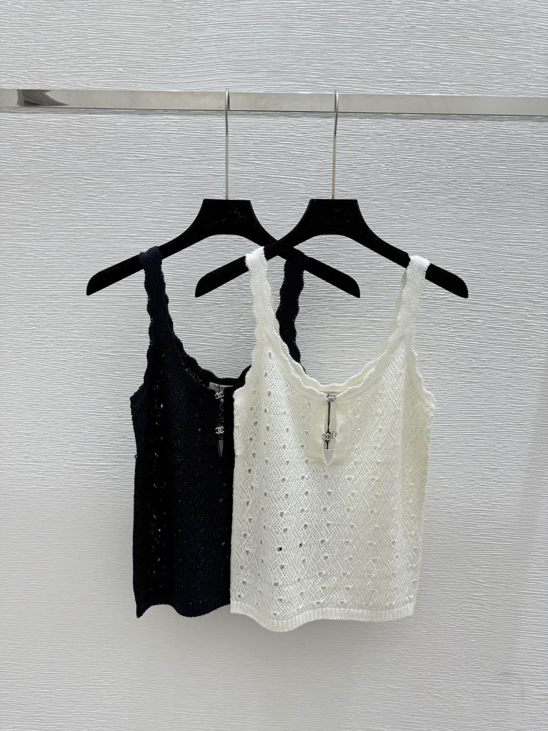 NO:443775,CH Home Summer New Solid Color Hollow Knitted Vest Color Apricot Black Size 36.38.40,,alexander wang19860909CH家 夏季新款纯色镂空针织背心 颜色杏色 黑色 尺码36.38.40,,alexander wang,Women's clothing