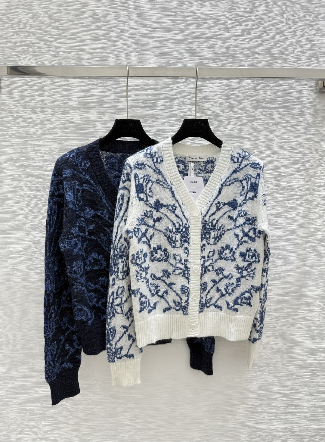 NO:442634,D Home Early Autumn New Blue and White Porcelain V-neck Knitted Cardigan Color White Royal Blue Size 36.38.40, Dior, Alexander wang19860909D家 早秋新款青花瓷V领针织开衫 颜色白色 宝蓝 尺码36.38.40,,dior,alexander wang,Women's clothing