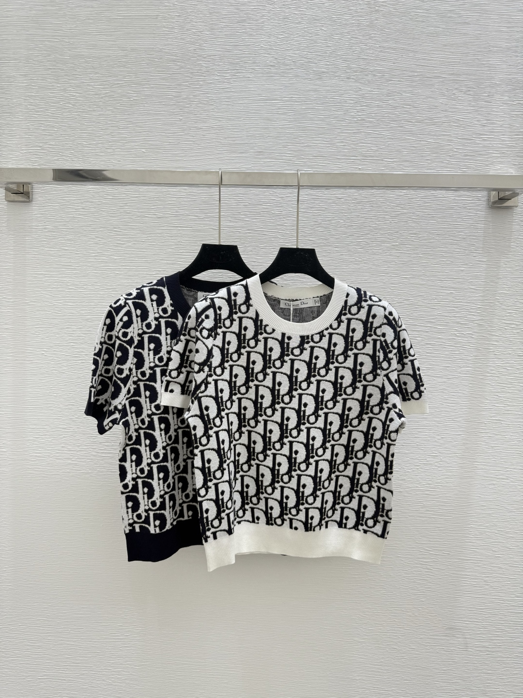 NO:442662,D Home New summer old-fashioned letter round neck knitted short sleeve color white black Size 36.38.40,,dior,T-shirt,alexander wang19860909D家 夏季新款老花字母圆领针织短袖 颜色白色 黑色 尺码36.38.40,,dior,T-shirt,alexander wang,Women's clothing