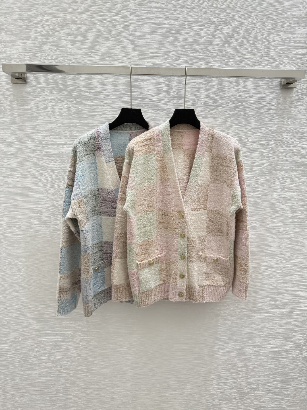 NO:443781,CH Home Early Autumn New Color Block V-neck Knit Cardigan Color Pink Blue Size 36.38.40,,alexander wang19860909CH家 早秋新款 拼色V领针织开衫 颜色粉色 蓝色 尺码36.38.40,,alexander wang,Women's clothing