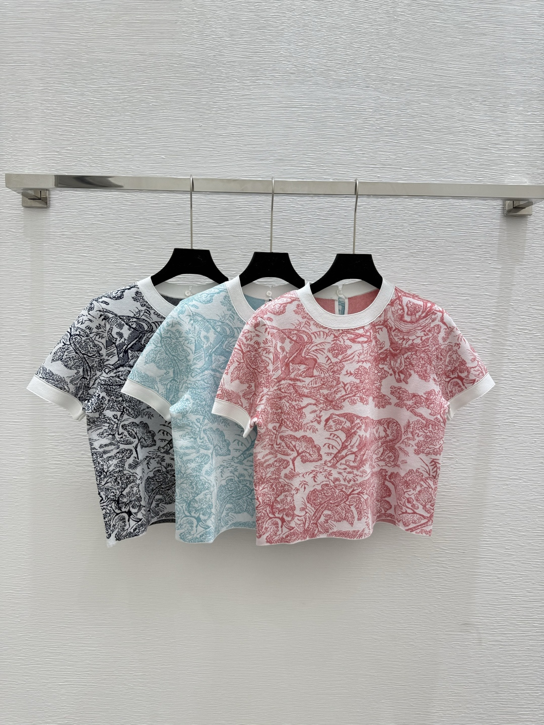 NO:443764,D Home Summer New Jungle Tiger Round Neck Knitted Short Sleeve Color Red Green Royal Blue Size 36.38.40, Dior, T-shirt, alexander wang19860909D家 夏季新款丛林老虎圆领针织短袖 颜色红色 绿色 宝蓝 尺码36.38.40,,dior,T-shirt,alexander wang,Women's clothing