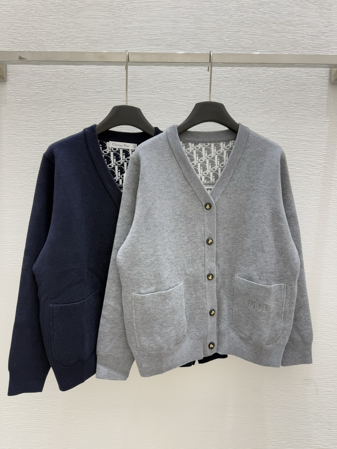 NO:443870,D Home Early Autumn New Style, Alphabet Presbyterian V-neck Knitted Double-sided Wear Color Gray Royal Blue Size 36.38.40, Dior, Alexander wang19860909D家 早秋新款 字母老花V领针织双面穿 颜色灰色 宝蓝 尺码36.38.40,,dior,alexander wang,Women's clothing