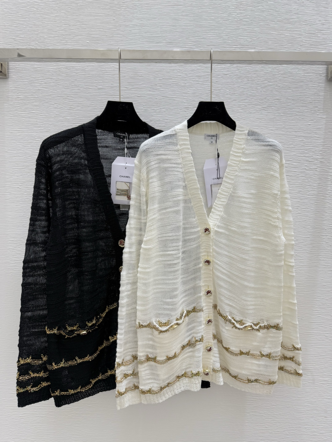 NO:443847,CH Home Early Autumn New Gold and Silver Embroidered V-neck Knitted Cardigan Color White Black Size 36.38.40,,alexander wang19860909CH家 早秋新款 金银线刺绣V领针织开衫 颜色白色 黑色 尺码36.38.40,,alexander wang,Women's clothing