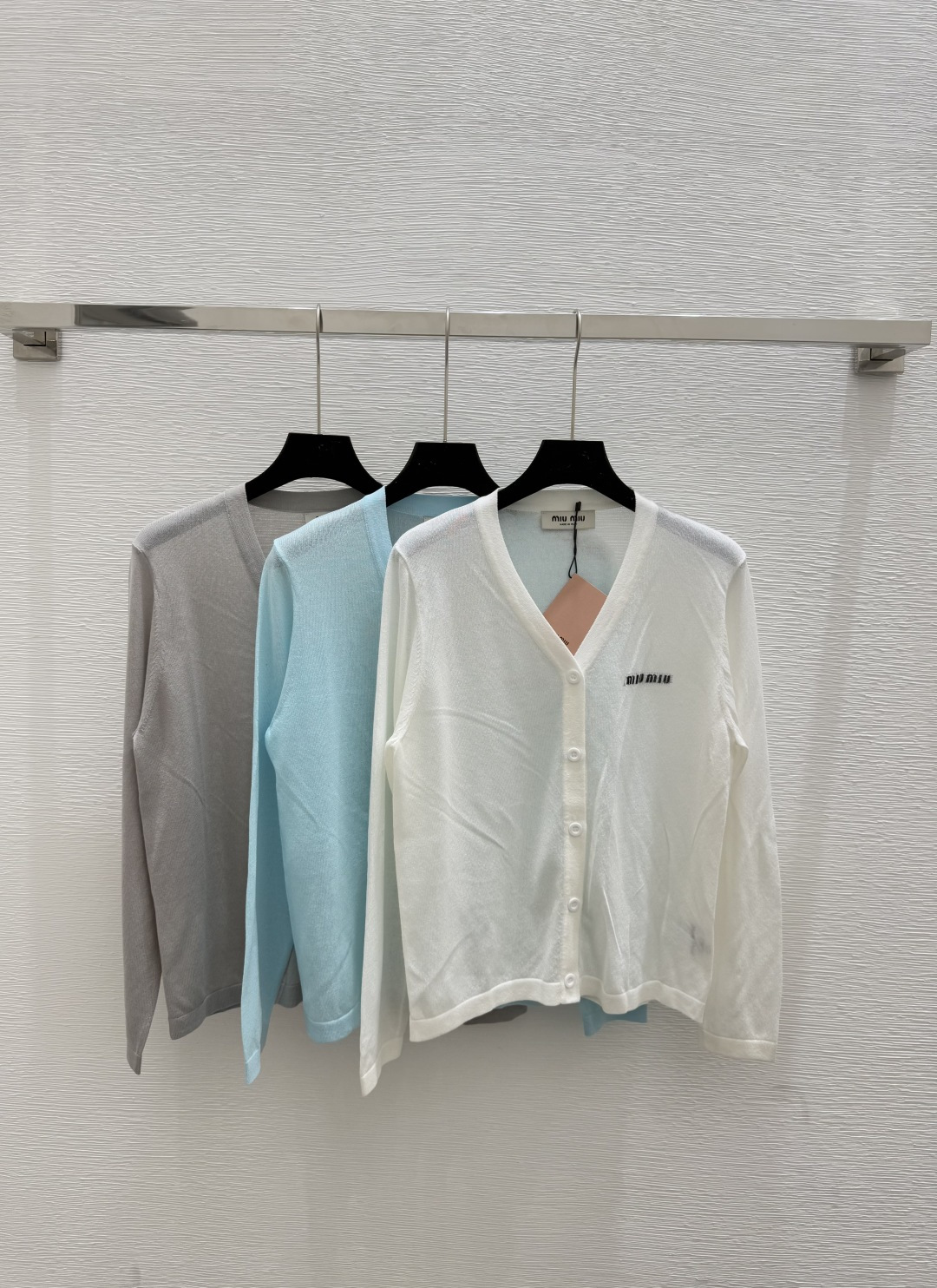 NO:443916,M Home Early Autumn New Style Solid Color V-neck Knitted Cardigan Color White Blue Gray Size 36.38.40,,alexander wang19860909M家 早秋新款 纯色V领针织开衫 颜色白色 蓝色 灰色 尺码36.38.40,,alexander wang,Women's clothing