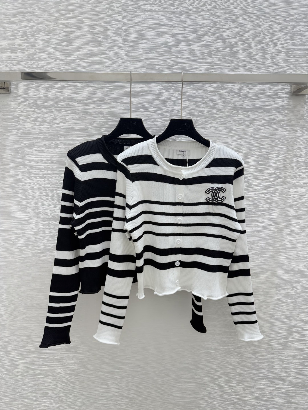 NO:443940,CH Home Early Autumn New Striped Curled Round Neck Knit Cardigan Color White Black Size 36.38.40,,alexander wang19860909CH家 早秋新款 条纹卷边圆领针织开衫  颜色白色 黑色 尺码36.38.40,,alexander wang,Women's clothing