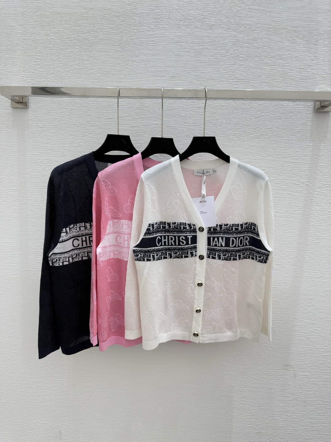 NO:444696,D Home Early Autumn New Butterfly V-neck Knitted Cardigan Color Apricot Pink Royal Blue Size 36.38.40, Dior, Alexander wang19860909D家 早秋新款蝴蝶V领针织开衫 颜色杏色 粉色 宝蓝 尺码36.38.40,,dior,alexander wang,Women's clothing