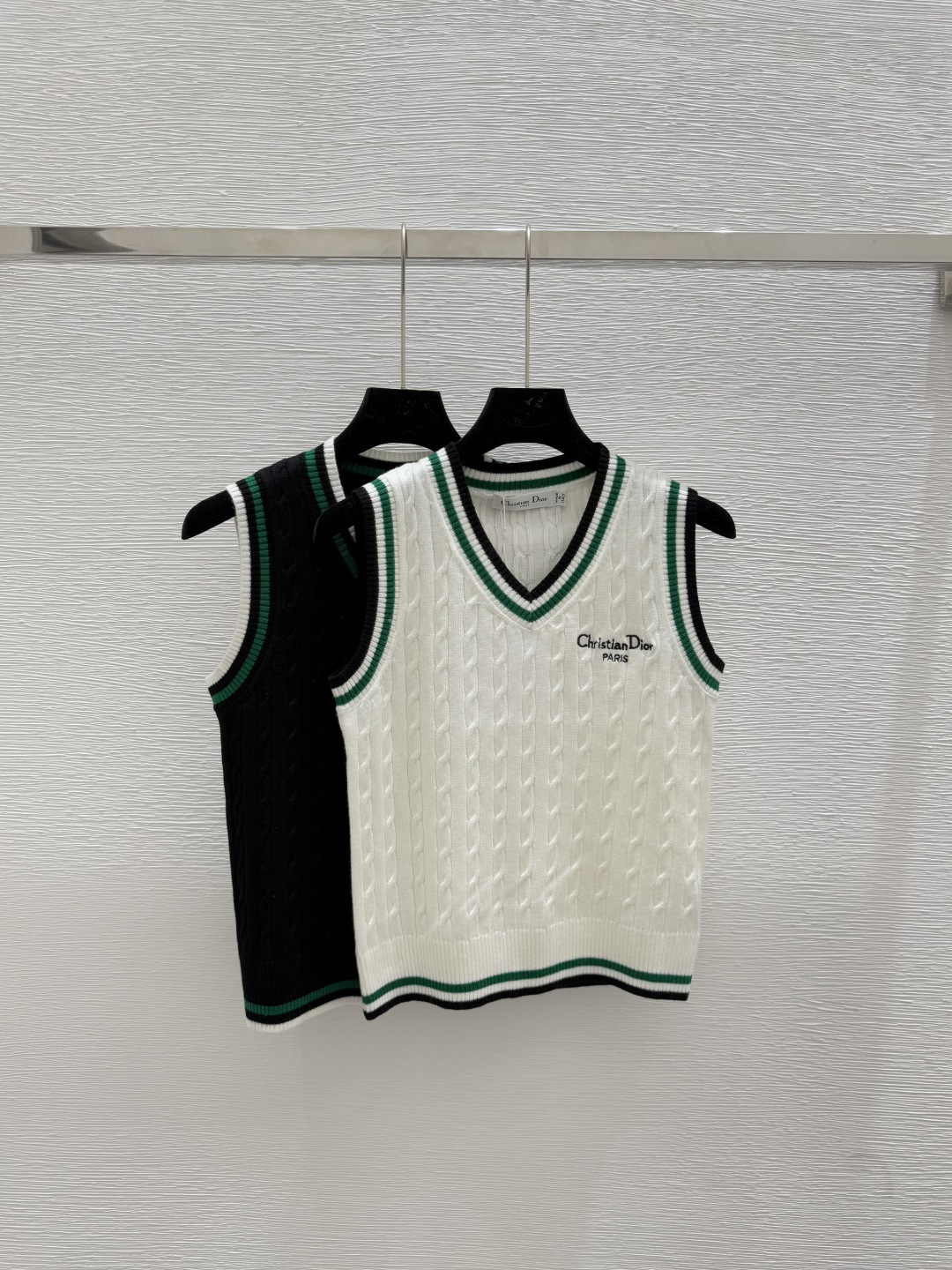 NO:446637,D Home Summer New Contrast V-neck Knitted Vest Color White Black Size 36.38.40, Dior, Alexander Wang19860909D家 夏季新款撞色V领针织背心 颜色白色 黑色 尺码36.38.40,,dior,alexander wang,Women's clothing