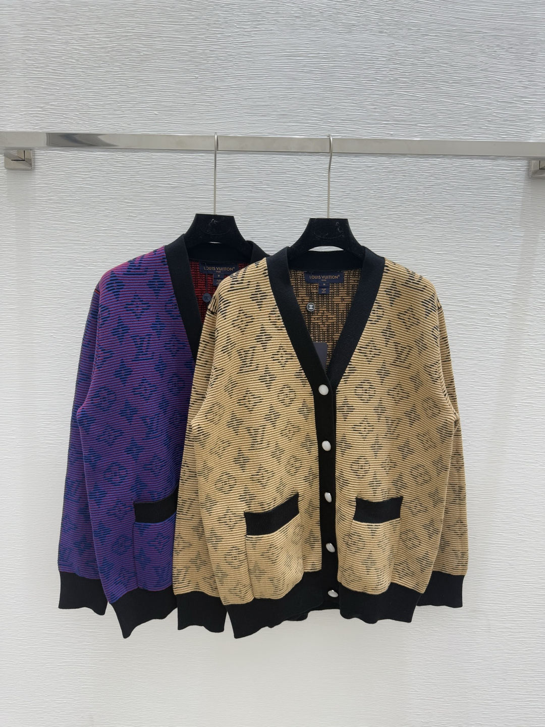 NO:446647,L Home Early Autumn New Old Flower Striped V-neck Knit Cardigan Color Khaki Purple Size 36.38.40, louis vuitton,alexander wang19860909L家 早秋新款老花条纹V领针织开衫 颜色卡其 紫色 尺码36.38.40,,louis vuitton,alexander wang,Women's clothing