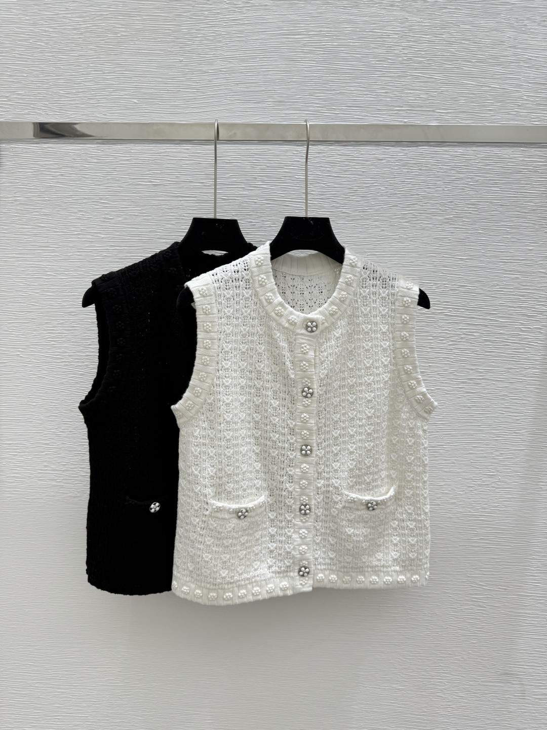 NO:445061,CH Home Summer New Camellia Printed Round Neck Knitted Vest Color White Black Size 36.38.40,,alexander wang19860909CH家 夏季新款 山茶花印花圆领针织背心 颜色白色 黑色 尺码36.38.40,,alexander wang,Women's clothing
