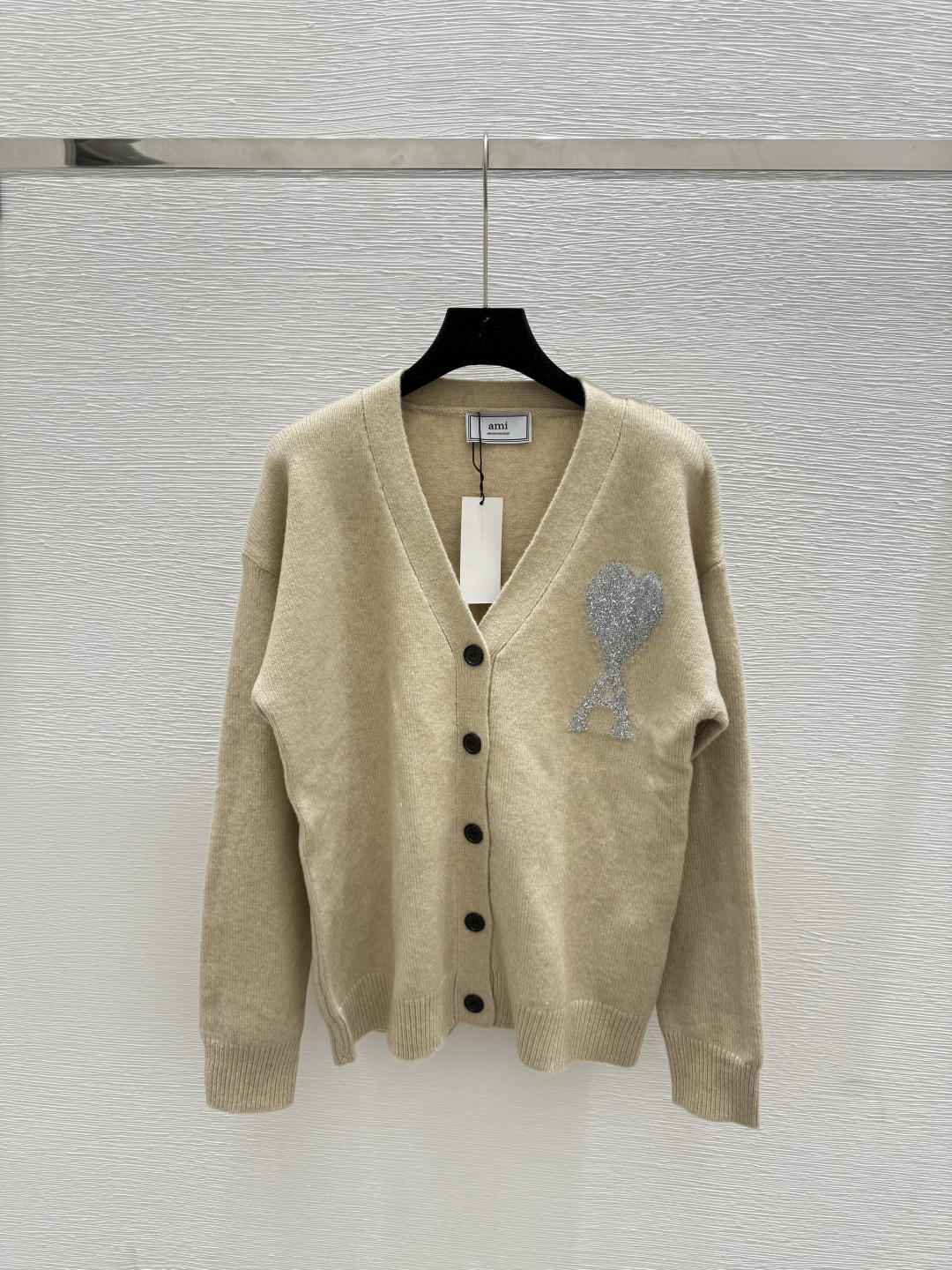NO:446719,AMI Home Early Autumn New Style Love Letter Round Neck Knit Cardigan Color Khaki Size 36.38.40, Alexander wang19860909AMI家 早秋新款 爱心字母圆领针织开衫 颜色卡其 尺码36.38.40,,alexander wang,Women's clothing
