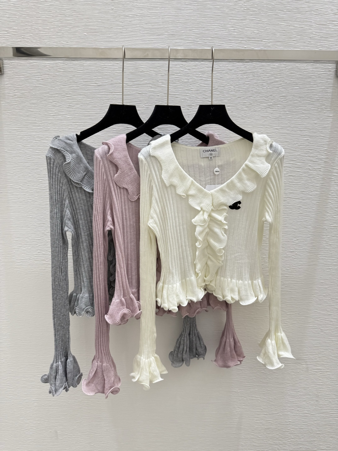 NO:446740,CH Home Early Autumn New Ruffled V-neck Knitted Long Sleeve Color White Pink Gray Size 36.38.40,,alexander wang19860909CH家 早秋新款 荷叶边V领针织长袖 颜色白色 粉色 灰色 尺码36.38.40,,alexander wang,Women's clothing