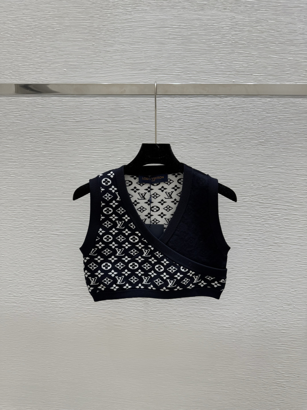 NO:449455,L family new summer old-fashioned V-neck knitted vest color royal blue size 36.38.40, louis vuitton,alexander wang19860909L家 夏季新款老花V领针织背心 颜色宝蓝 尺码36.38.40,,louis vuitton,alexander wang,Women's clothing