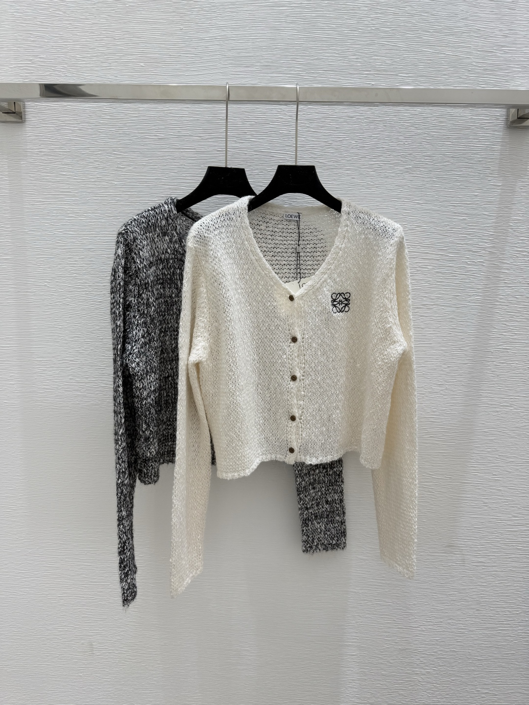 NO:450282,LO Home Early Autumn New Solid Color Hollow V-neck Knit Cardigan Color Apricot Gray Size 36.38.40,,alexander wang19860909LO家 早秋新款纯色镂空V领针织开衫 颜色杏色 灰色 尺码36.38.40,,alexander wang,Women's clothing