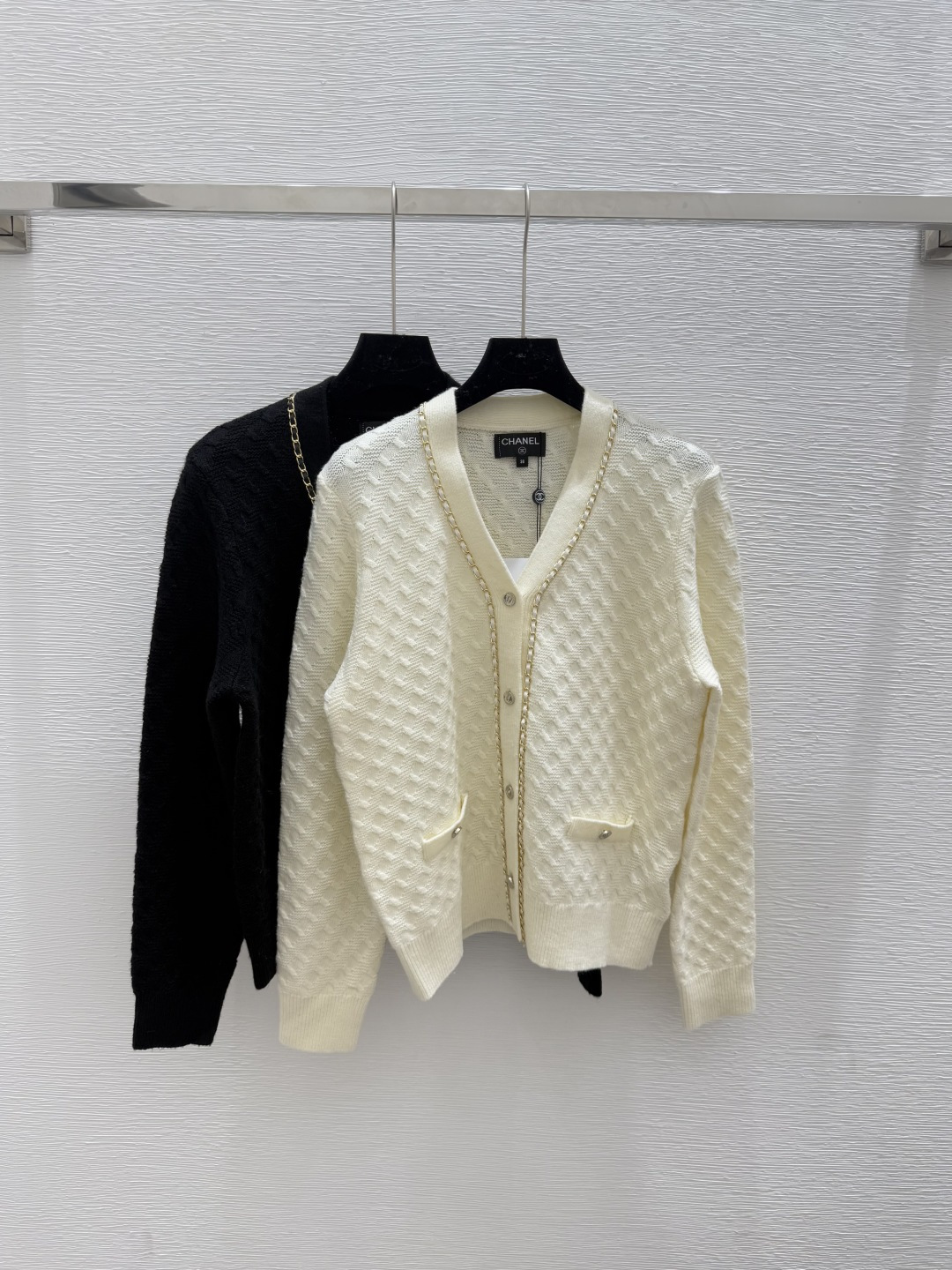 NO:450264,CH Home Early Autumn New Solid Color Chain V-neck Knit Cardigan Color Apricot Black Size 36.38.40,,alexander wang19860909CH家 早秋新款纯色链条V领针织开衫 颜色杏色 黑色 尺码36.38.40,,alexander wang,Women's clothing