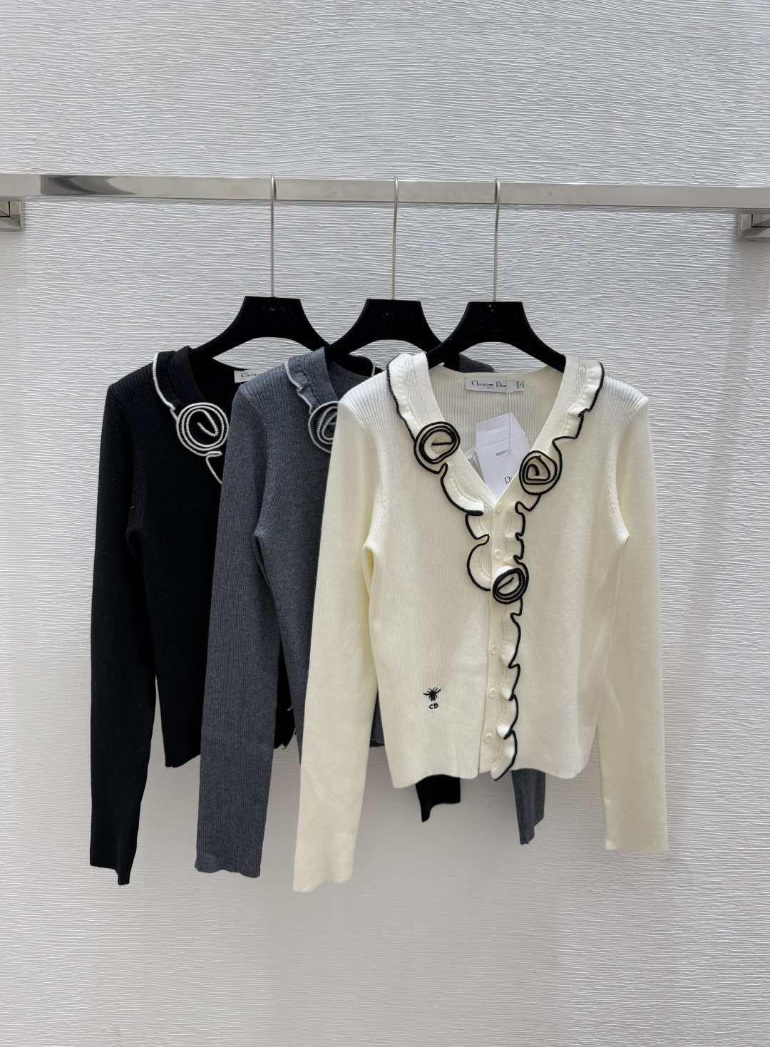 NO:451509,D Home Early Autumn New Lace V-neck Knit Long Sleeve Color Apricot Gray Black Size 36.38.40, Dior, Alexander wang19860909D家 早秋新款花边V领针织长袖 颜色杏色 灰色 黑色 尺码36.38.40,,dior,alexander wang,Women's clothing