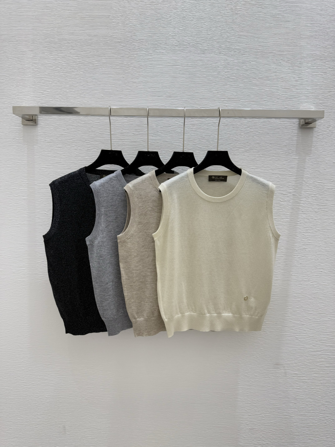 NO:453420,LP Home Summer New Style Gold and Silver Round Neck Knitted Vest Color Apricot Oats Gray Black Size 36.38.40, Loro Piana, Alexander Wang19860909LP家 夏季新款 金银线圆领针织背心 颜色杏色 燕麦 灰色 黑色 尺码36.38.40,,loro piana,alexander wang,Women's clothing