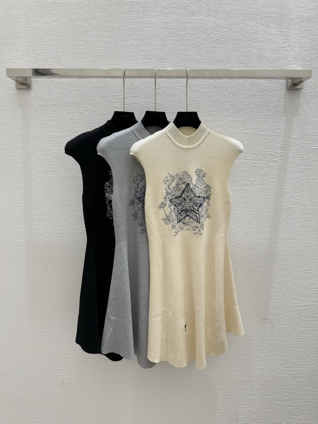 NO:453400,D Home New Summer Five-pointed Star Long Sleeve Knitted Vest Skirt Color Apricot Gray Black Size 36.38.40, Dior, Skirts, Alexander wang19860909D家 夏季新款五角星长袖针织背心裙 颜色杏色 灰色 黑色 尺码36.38.40,,dior,skirts,alexander wang,Women's clothing