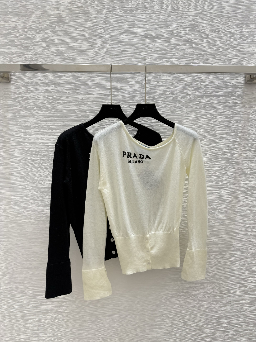 NO:453395,P home early autumn new letters slanted collar knitted long sleeves color white black size 36.38.40, alexander wang19860909P家 早秋新款字母斜领针织长袖 颜色白色 黑色 尺码36.38.40,,alexander wang,Women's clothing