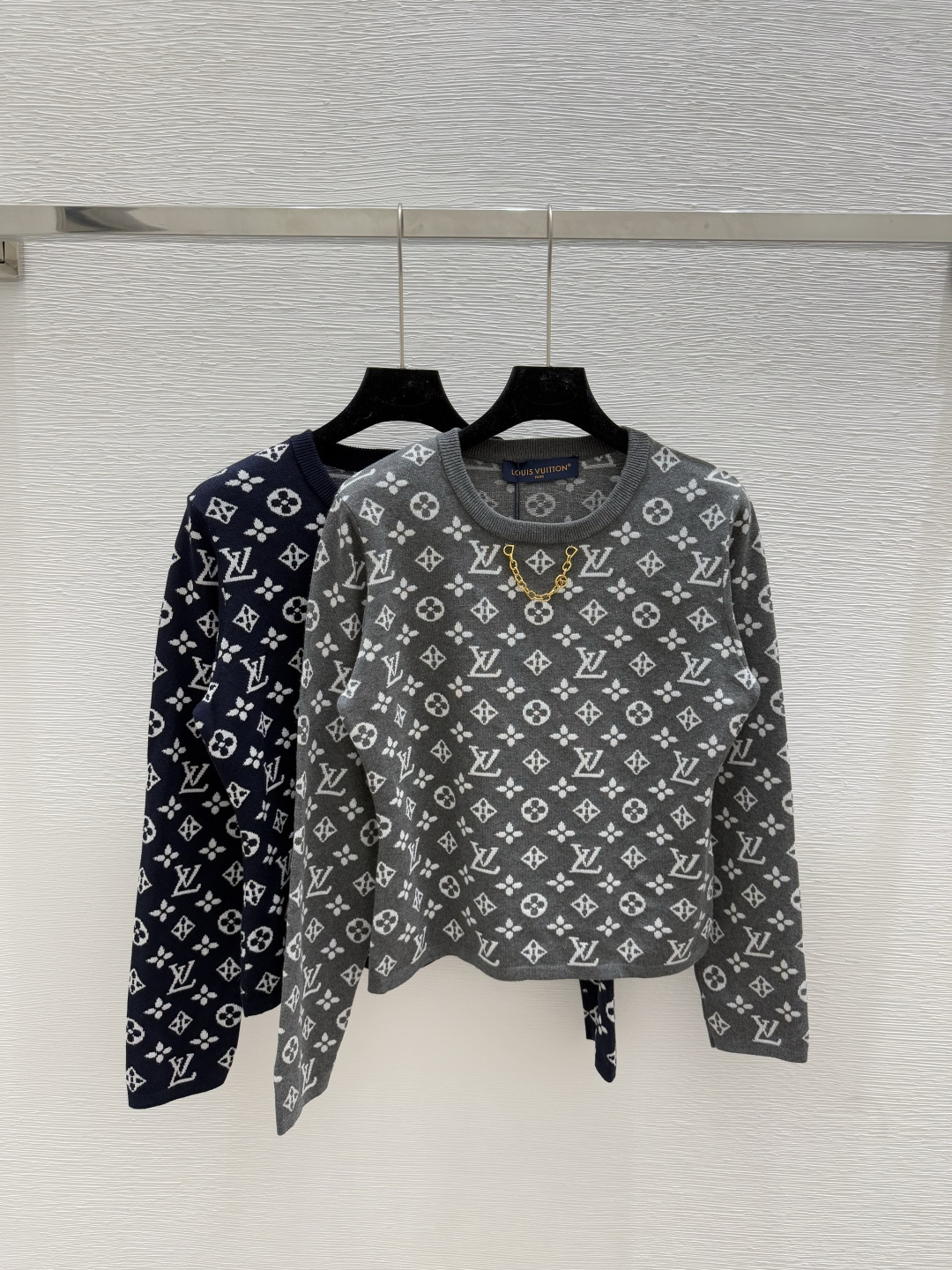 NO:453362,L Home Early Autumn New Style Old-fashioned Chain Round Neck Knitted Long Sleeve Color Gray Royal Blue Size 36.38.40, louis vuitton,alexander wang19860909L家 早秋新款 老花链条圆领针织长袖 颜色灰色 宝蓝 尺码36.38.40,,louis vuitton,alexander wang,Women's clothing