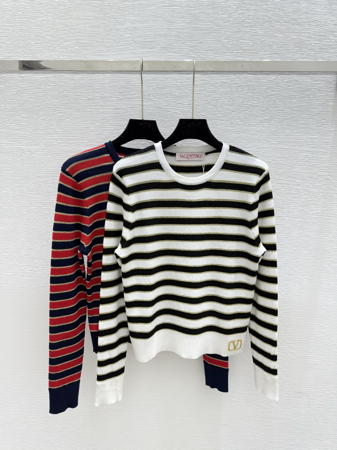 NO:455011,VA Home Early Autumn New Gold and Silver Line Striped Round Neck Knitted Long Sleeve Color White Red Size 36.38.40, Alexander wang19860909VA家 早秋新款金银线条纹圆领针织长袖 颜色白色 红色 尺码36.38.40,,alexander wang,Women's clothing