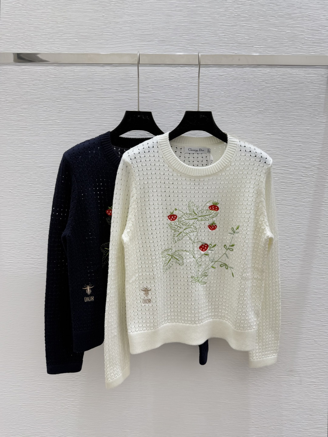 NO:455773,D Home Early Autumn New Style Strawberry Embroidery Hollow Knitted Long Sleeve Color White Royal Blue Size 36.38.40, Dior, Alexander wang19860909D家 早秋新款 草莓刺绣镂空针织长袖 颜色白色 宝蓝 尺码36.38.40,,dior,alexander wang,Women's clothing