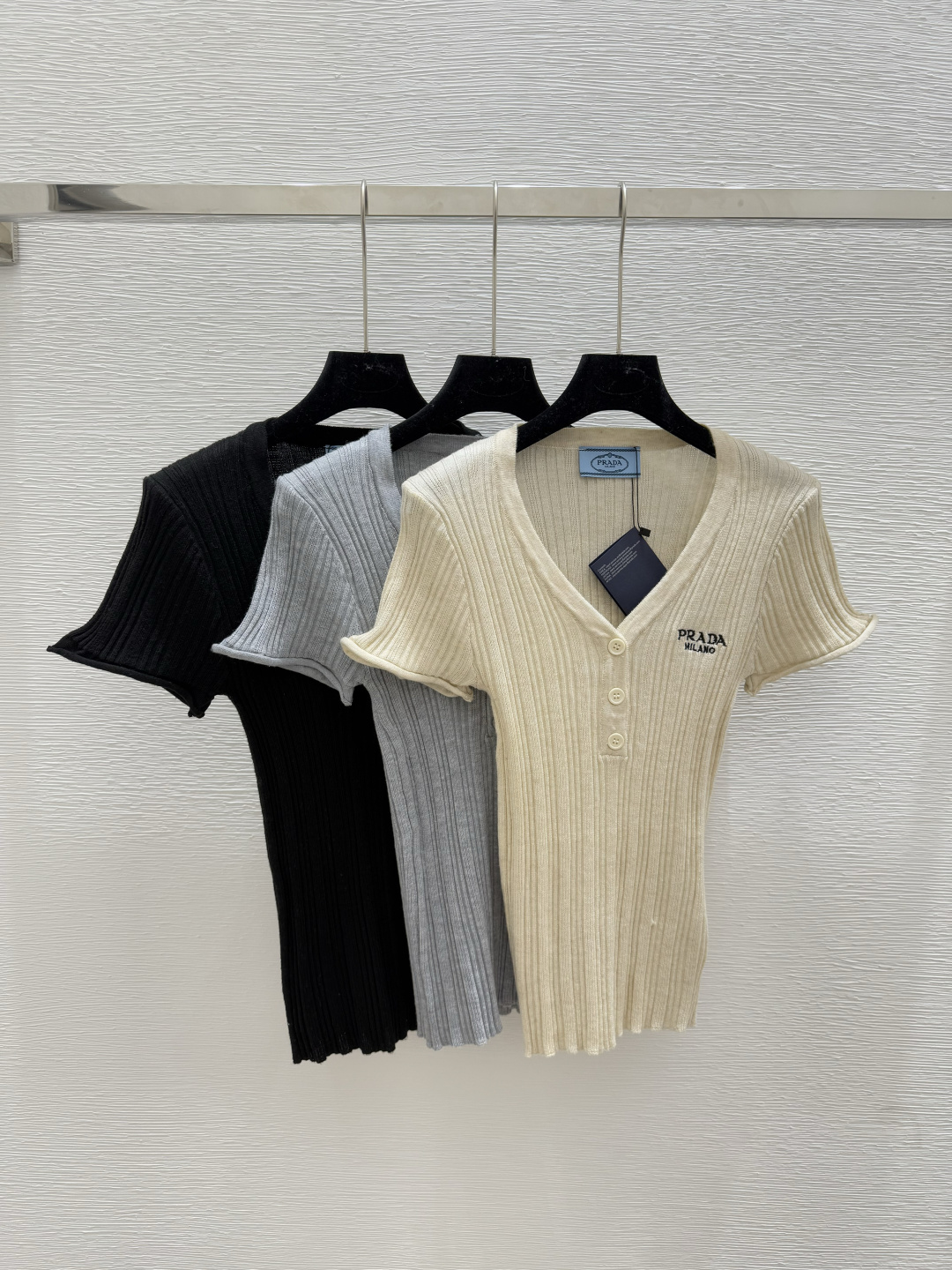 NO:455758,P home new summer style solid color V-neck knitted short sleeve color apricot gray black size 36.38.40, T-shirt,alexander wang19860909P家 夏季新款 纯色V领针织短袖 颜色杏色 灰色 黑色 尺码36.38.40,,T-shirt,alexander wang,Women's clothing
