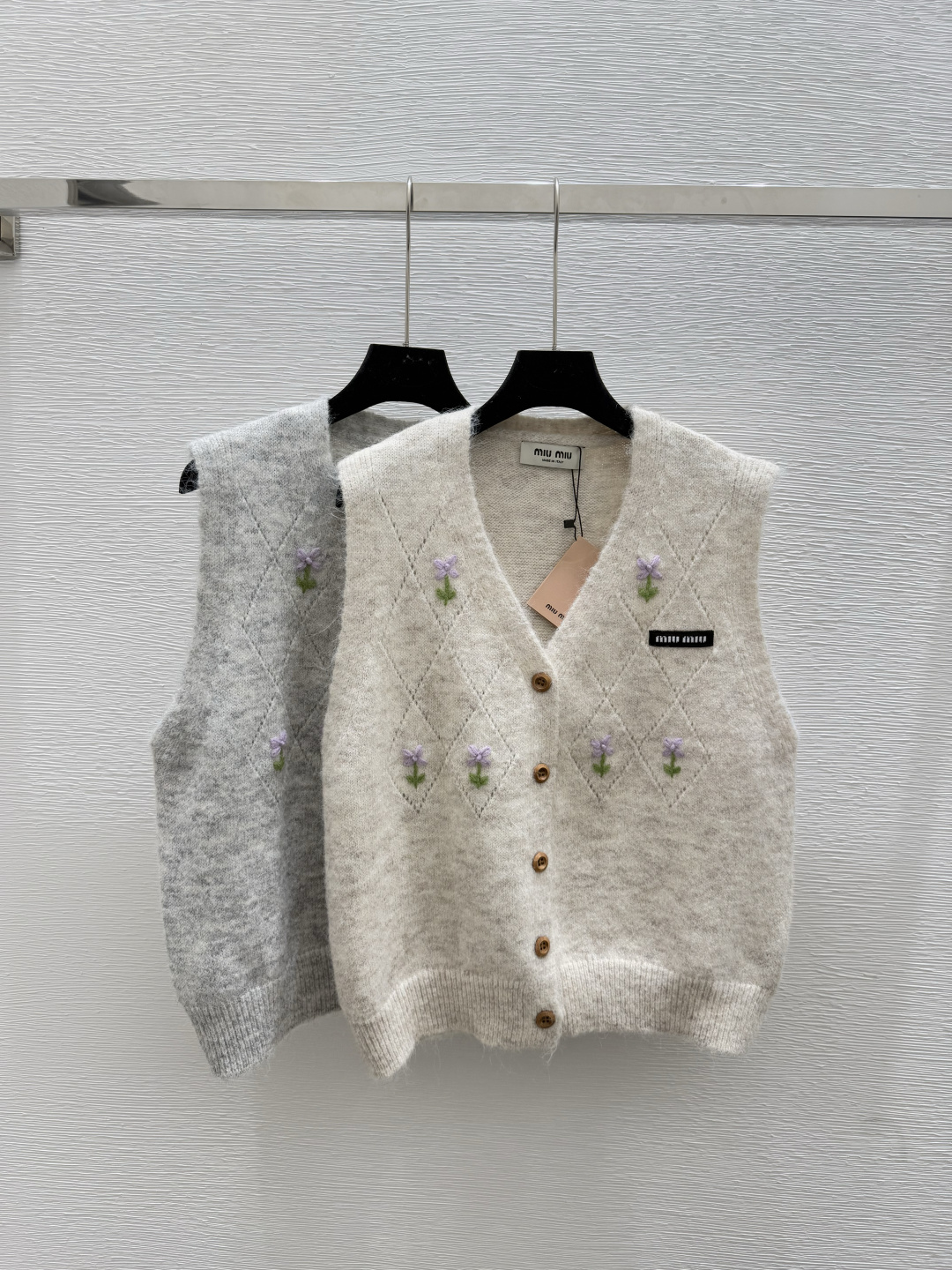 NO:457029,M Home New Summer Flower V-neck Knitted Vest Color Apricot Gray Size 36.38.40,,alexander wang19860909M家 夏季新款 花朵V领针织背心 颜色杏色 灰色 尺码36.38.40,,alexander wang,Women's clothing