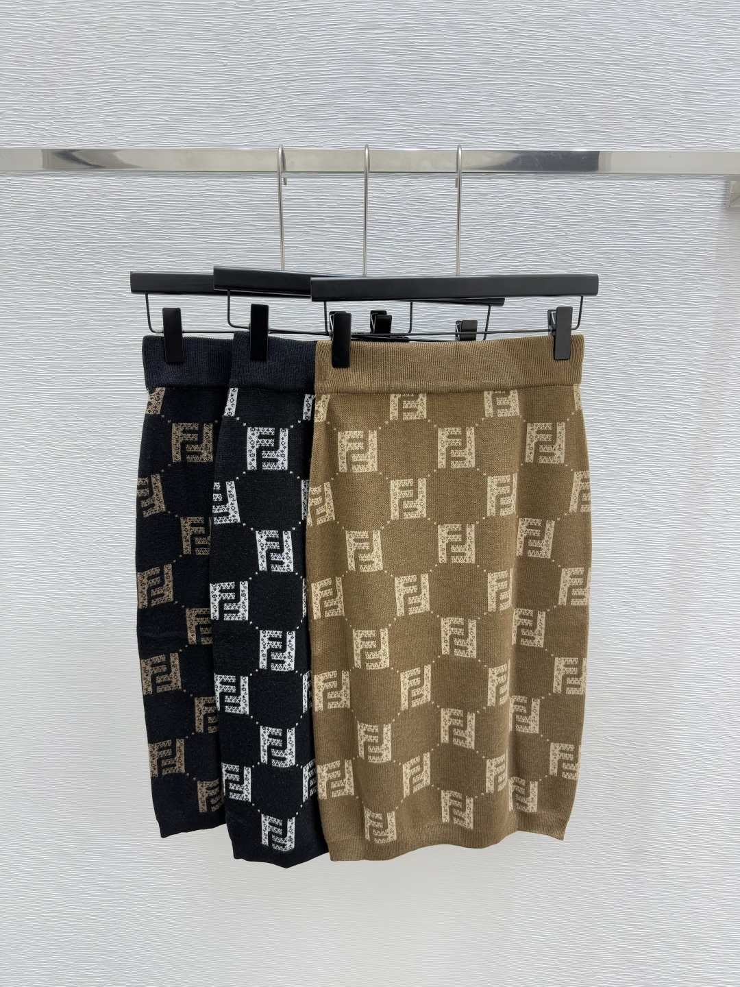 NO:457645,F Home Early Autumn New Style Letter Print Knitted Skirt Color Khaki White Black Size 36.38.40, Fendi, Skirts, Alexander Wang19860909F家 早秋新款 字母印花针织半裙 颜色卡其 白色 黑色 尺码36.38.40,,fendi,skirts,alexander wang,Women's clothing