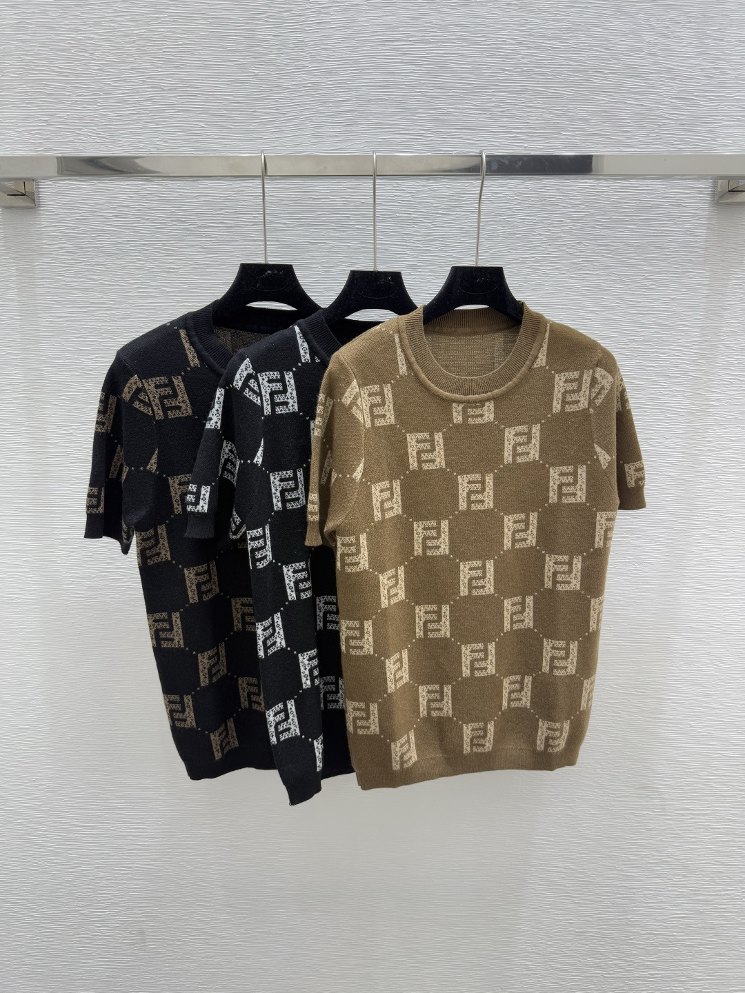 NO:457643,F Home Early Autumn New Style Letter Print Knitted Short Sleeve Color Khaki White Black Size 36.38.40, Fendi, T-shirt, alexander wang19860909F家 早秋新款 字母印花针织短袖 颜色卡其 白色 黑色 尺码36.38.40,,fendi,T-shirt,alexander wang,Women's clothing