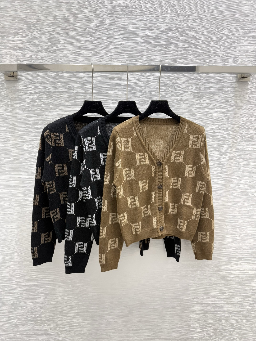 NO:457635,F Home Early Autumn New Letter Print Knitted Long Sleeve Cardigan Color Khaki White Black Size 36.38.40, fendi,alexander wang19860909F家 早秋新款 字母印花针织长袖开衫 颜色卡其 白色 黑色 尺码36.38.40,,fendi,alexander wang,Women's clothing