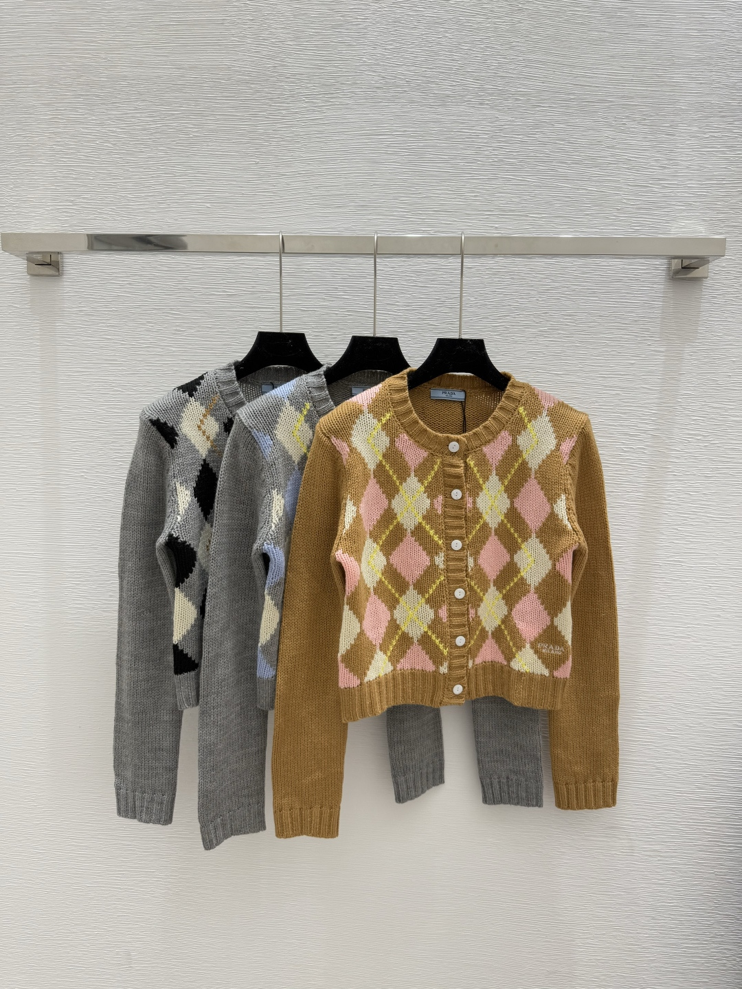 NO:463009,P home, early autumn new style, plaid striped round neck knitted cardigan, color pink, blue, black, size 36.38.40,,alexander wang19860909P家 早秋新款 格子条纹圆领针织开衫 颜色粉色 蓝色 黑色 尺码36.38.40,,alexander wang,Women's clothing