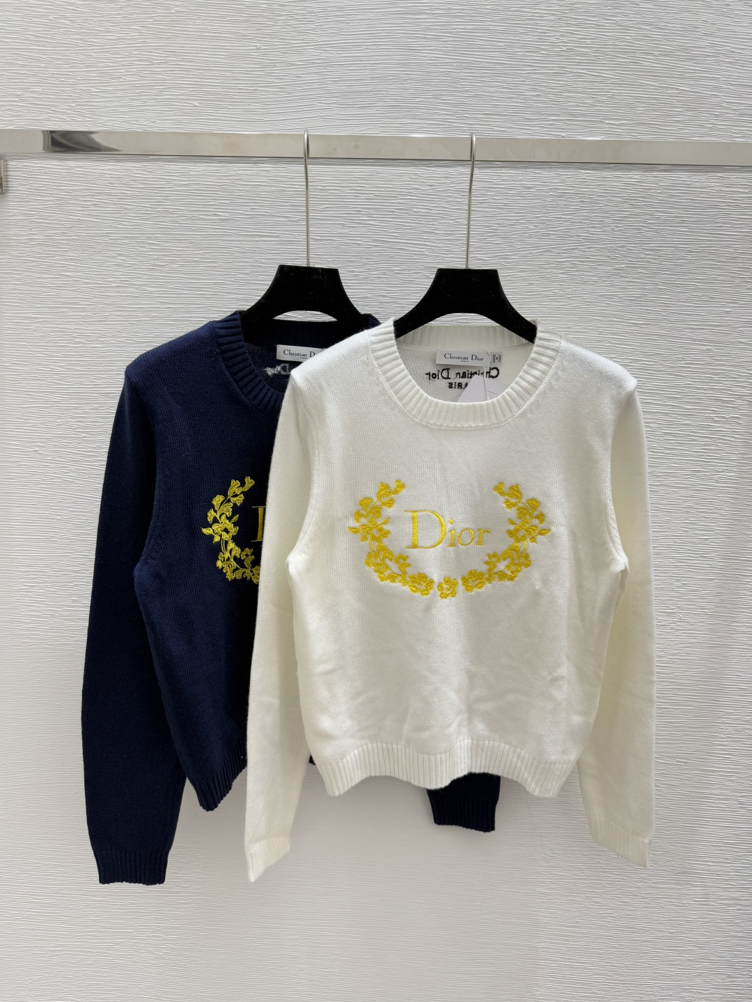 NO:460347,D Home Early Autumn New Style Letter Floral Embroidery Round Neck Knitted Long Sleeve Color White Royal Blue Size 36.38.40, Dior, Alexander wang19860909D家 早秋新款 字母花卉刺绣圆领针织长袖 颜色白色 宝蓝 尺码36.38.40,,dior,alexander wang,Women's clothing