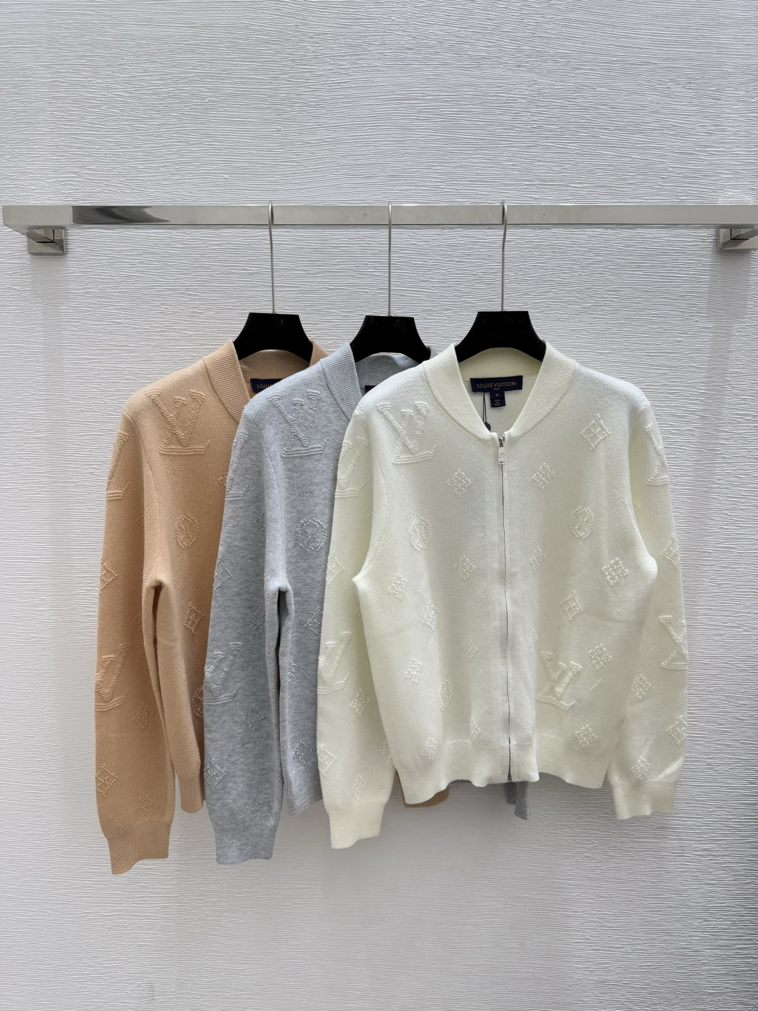 NO:460335,L Home Early Autumn New Letter Jacquard Trellis Knitted Long Sleeve Cardigan Color White Gray Khaki Size 36.38.40, louis vuitton,alexander wang19860909L家 早秋新款 字母提花高领针织长袖开衫 颜色白色 灰色 卡其 尺码36.38.40,,louis vuitton,alexander wang,Women's clothing