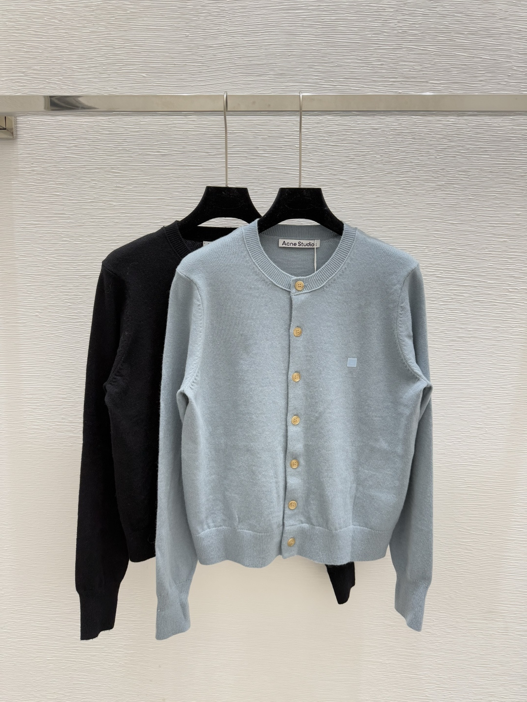 NO:467602,ACNE Home Early Autumn New Style Solid Color Simple Round Neck Knitted Long Sleeve Cardigan Color Blue Black Size 36.38.40,acne Studios,alexander wang19860909ACNE家 早秋新款 纯色简约圆领针织长袖开衫 颜色蓝色 黑色 尺码36.38.40,,acne studios,alexander wang,Women's clothing