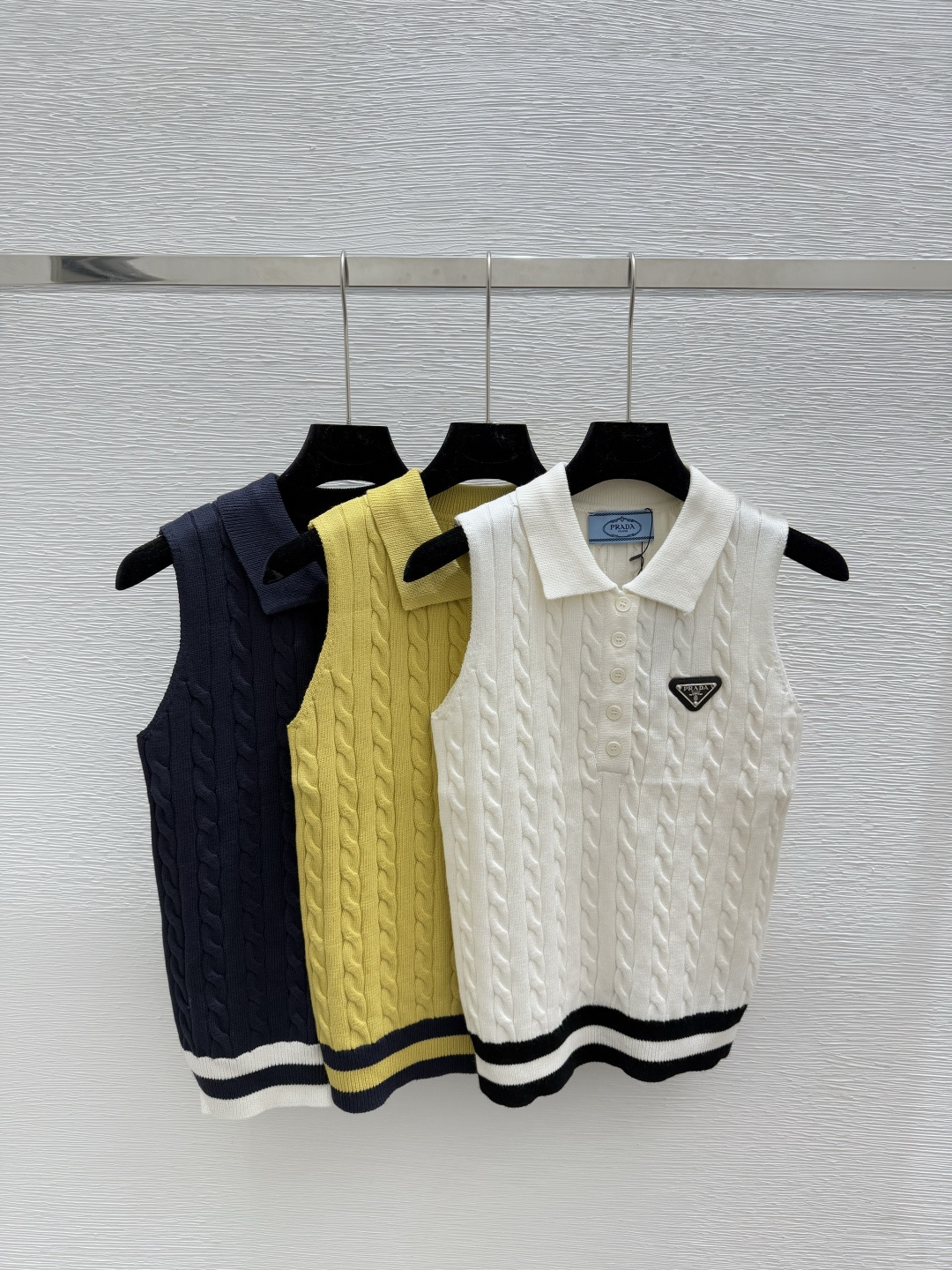 NO:469024,P home, new early autumn style, color block striped lapel knitted vest, color white, yellow, royal blue, size 36.38.40,,alexander wang19860909P家 早秋新款 拼色条纹翻领针织背心 颜色白色 黄色 宝蓝 尺码36.38.40,,alexander wang,Women's clothing