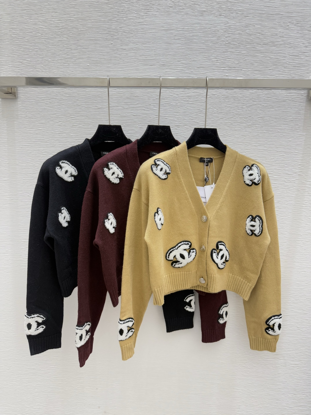 NO:470783,CH Home Early Autumn New Logo Applique V-neck Knitted Long Sleeve Cardigan Color Khaki Red Black Size 36.38.40, Alexander wang19860909CH家 早秋新款 logo贴花V领针织长袖开衫 颜色卡其 红色 黑色 尺码36.38.40,,alexander wang,Women's clothing