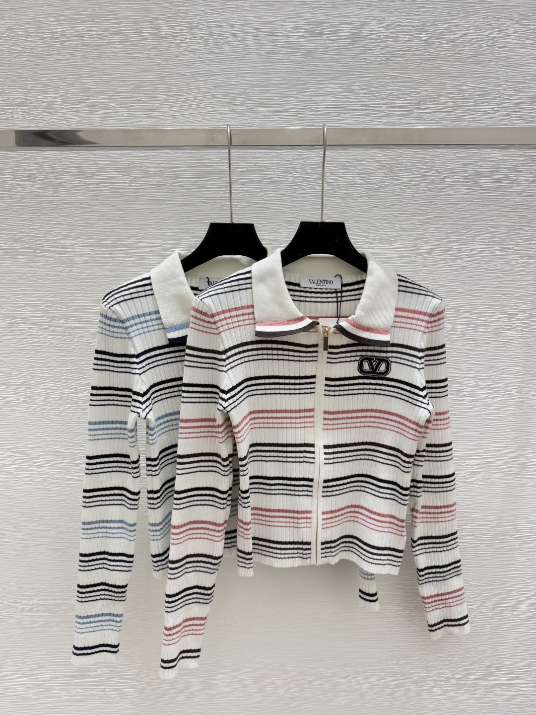 NO:470740,VA Home Early Autumn New Contrast Striped Lapel Knitted Long Sleeve Cardigan Color Pink Blue Size 36.38.40,,alexander wang19860909VA家 早秋新款 撞色条纹翻领针织长袖开衫 颜色粉色 蓝色 尺码36.38.40,,alexander wang,Women's clothing