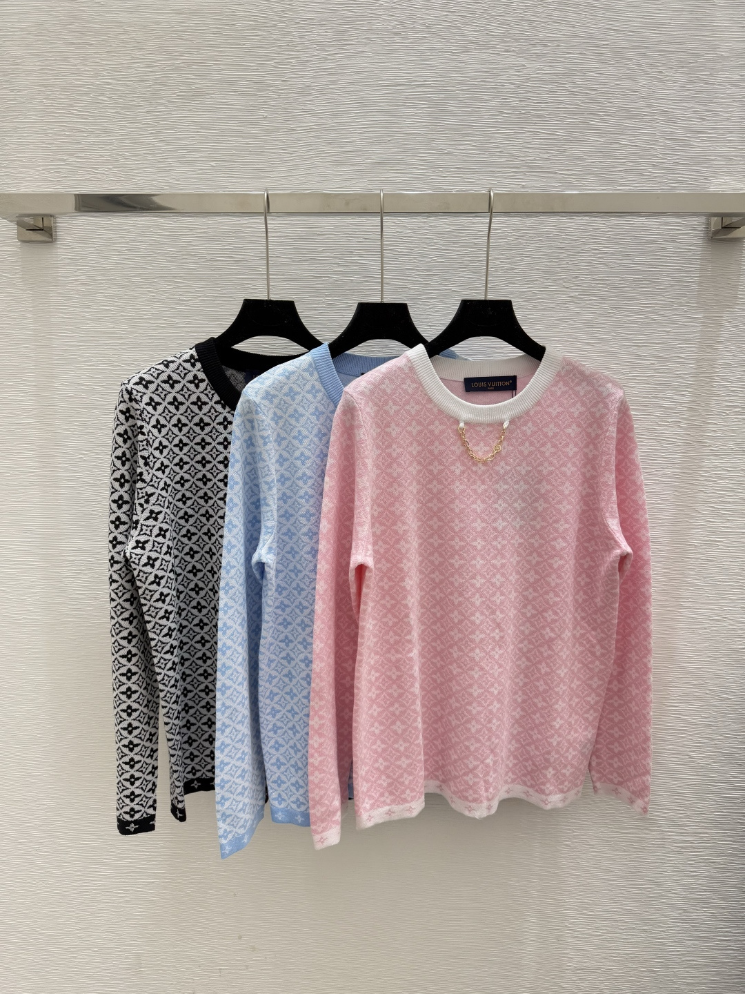 NO:470731,L Home Early Autumn New Style, Presbyterian Round Neck Knitted Long Sleeve Color Pink Blue Black Size 36.38.40,,louis vuitton,alexander wang19860909L家 早秋新款 老花圆领针织长袖 颜色粉色 蓝色 黑色 尺码36.38.40,,louis vuitton,alexander wang,Women's clothing
