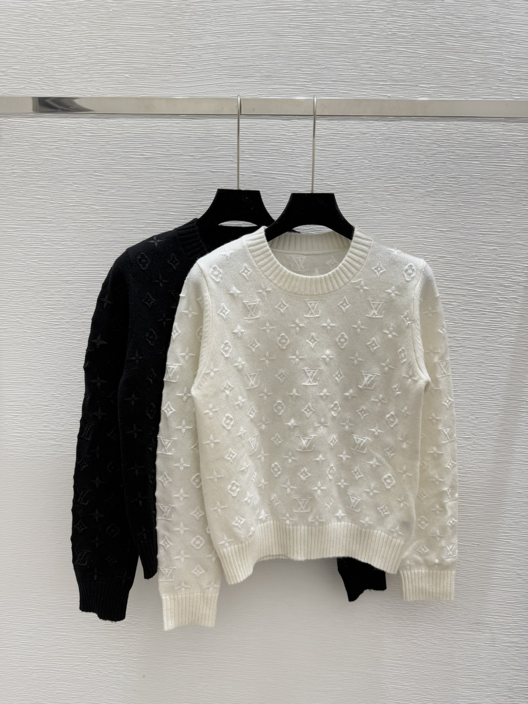 NO:470714,L Home Early Autumn New Three-dimensional Letter Round Neck Knitted Long Sleeve Color White Black Size 36.38.40,,louis vuitton,alexander wang19860909L家 早秋新款 立体字母圆领针织长袖 颜色白色 黑色 尺码36.38.40,,louis vuitton,alexander wang,Women's clothing