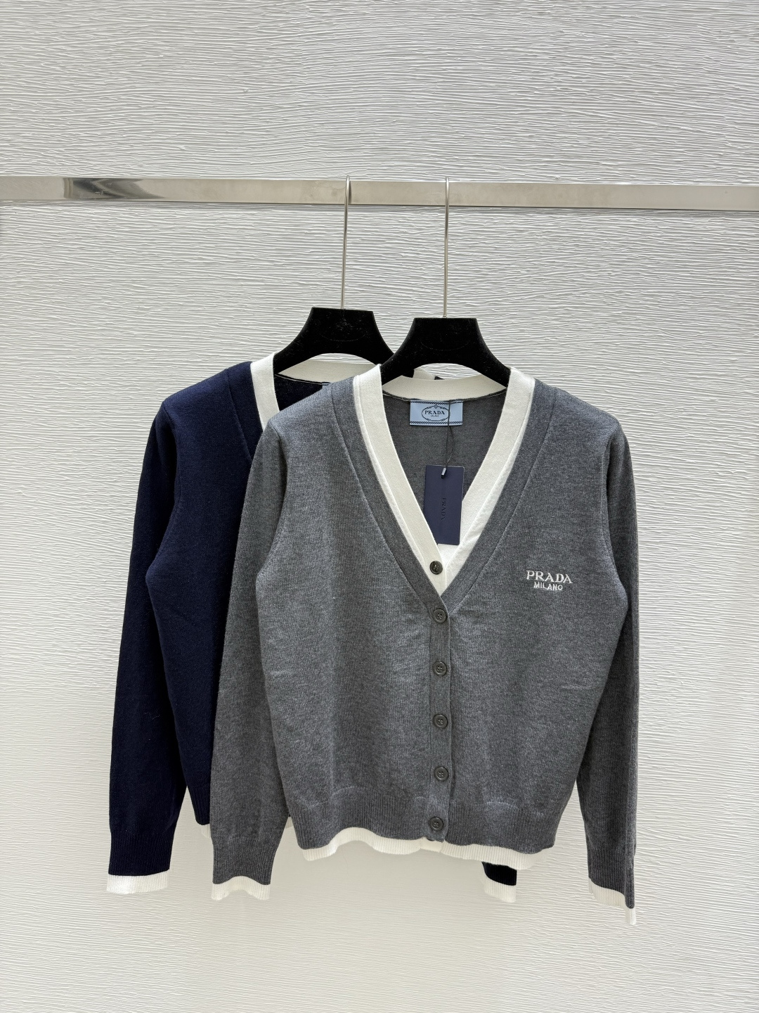NO:473967,P home, early autumn new style, color-blocking fake two-piece V-neck knitted long-sleeved cardigan, color gray, royal blue, size 36.38.40,,alexander wang19860909P家 早秋新款 拼色假两件V领针织长袖开衫 颜色灰色 宝蓝 尺码36.38.40,,alexander wang,Women's clothing