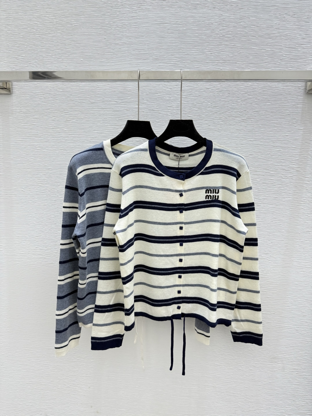 NO:473970,M Home Early Autumn New Contrast Striped Round Neck Knitted Long Sleeve Cardigan Color White Gray Size 36.38.40,,alexander wang19860909M家 早秋新款 撞色条纹圆领针织长袖开衫 颜色白色 灰色 尺码36.38.40,,alexander wang,Women's clothing