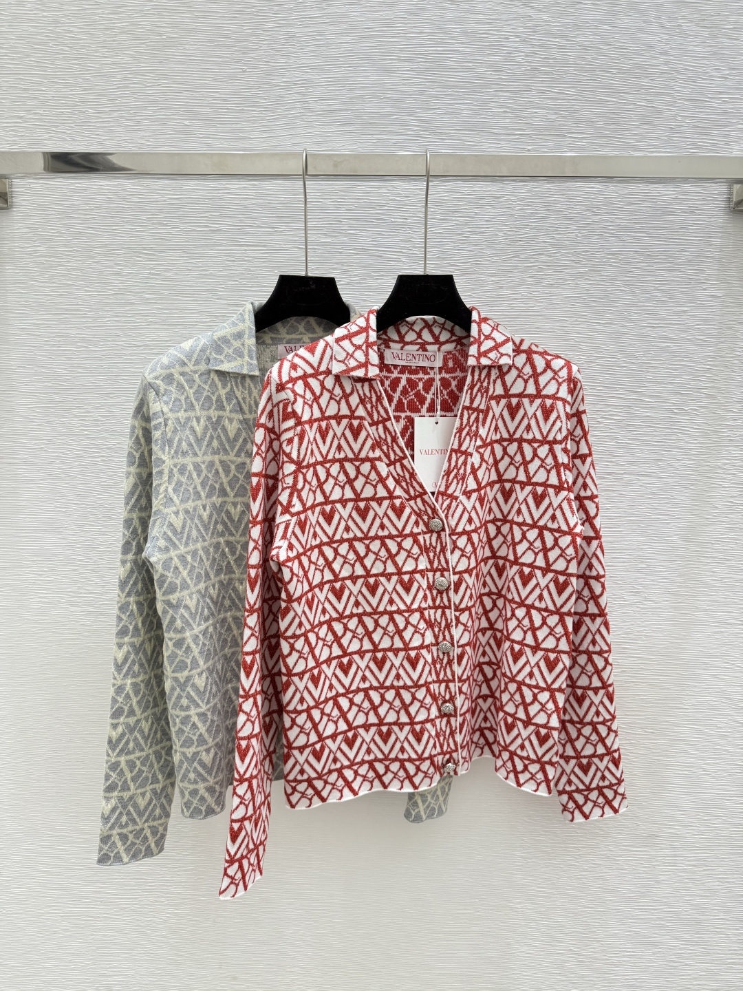 NO:473916,VA Home Early Autumn New Style Old Flower Letter V-neck Knitted Long Sleeve Cardigan Color Red Gray Size 36.38.40,,alexander wang19860909VA家 早秋新款 老花字母V领针织长袖开衫 颜色红色 灰色 尺码36.38.40,,alexander wang,Women's clothing