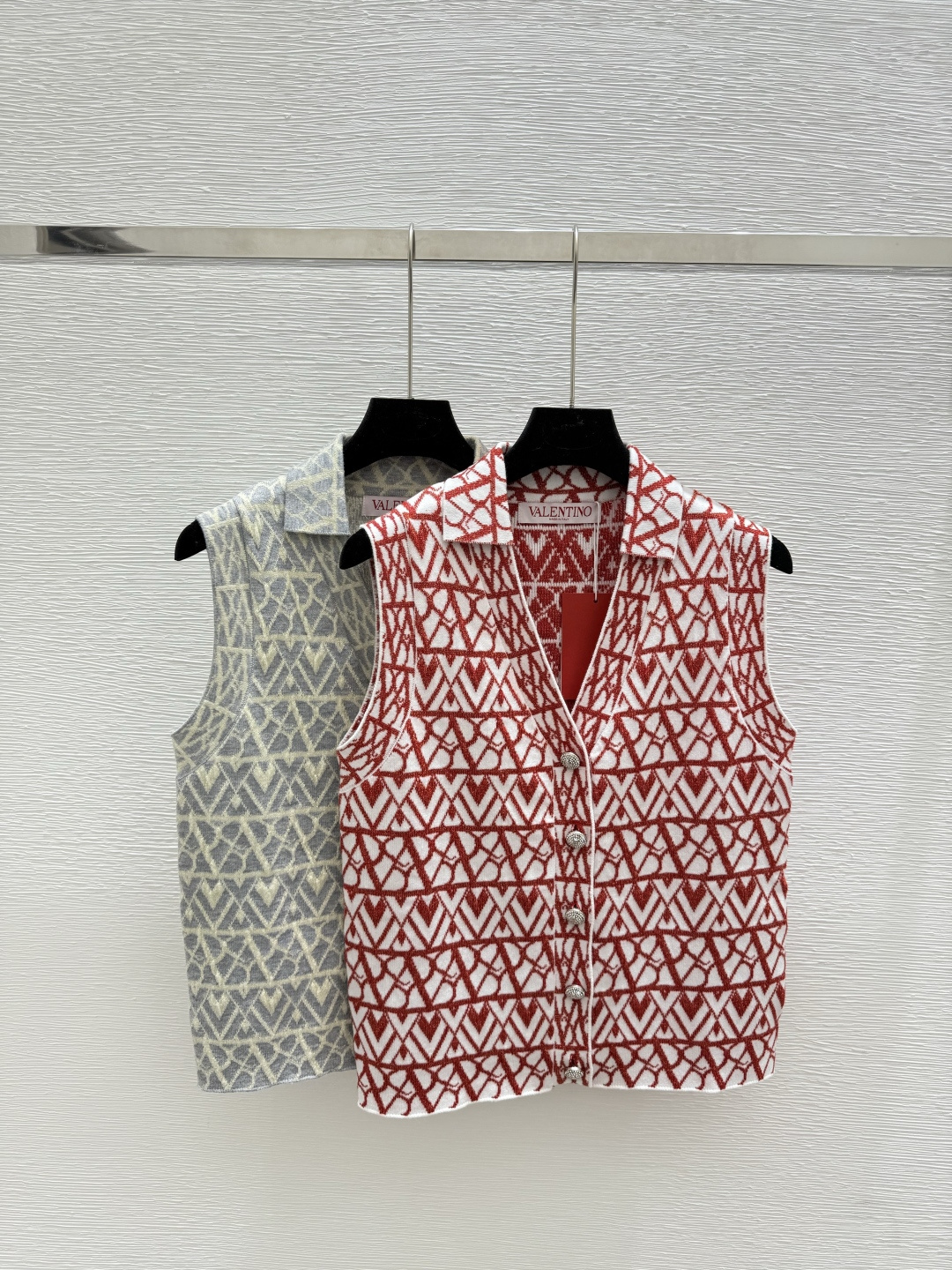 NO:473912,VA Home Summer New Style Old-fashioned Alphabet V-neck Knitted Vest Cardigan Color Red Gray Size 36.38.40, Alexander Wang19860909VA家 夏季新款 老花字母V领针织背心开衫 颜色红色 灰色 尺码36.38.40,,alexander wang,Women's clothing