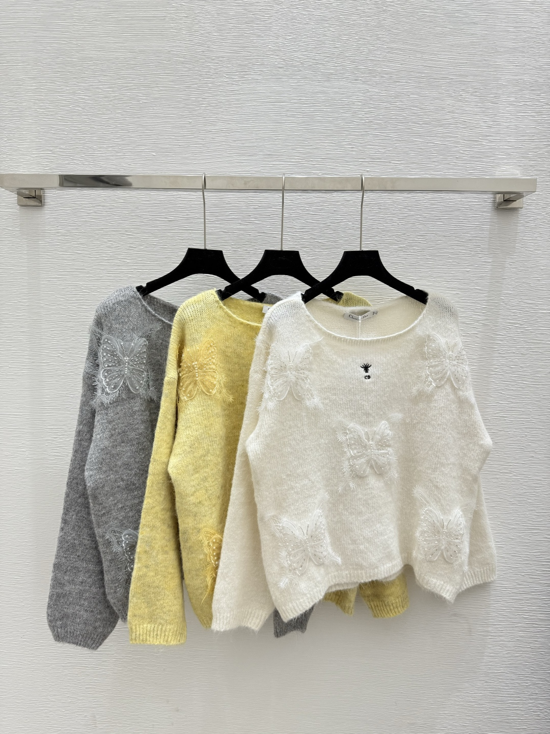 NO:473922,D Home Early Autumn New Style Solid Color Butterfly Round Neck Knitted Long Sleeve Color White Yellow Gray Size 36.38.40, Dior, Alexander wang19860909D家 早秋新款 纯色蝴蝶圆领针织长袖 颜色白色 黄色 灰色 尺码36.38.40,,dior,alexander wang,Women's clothing