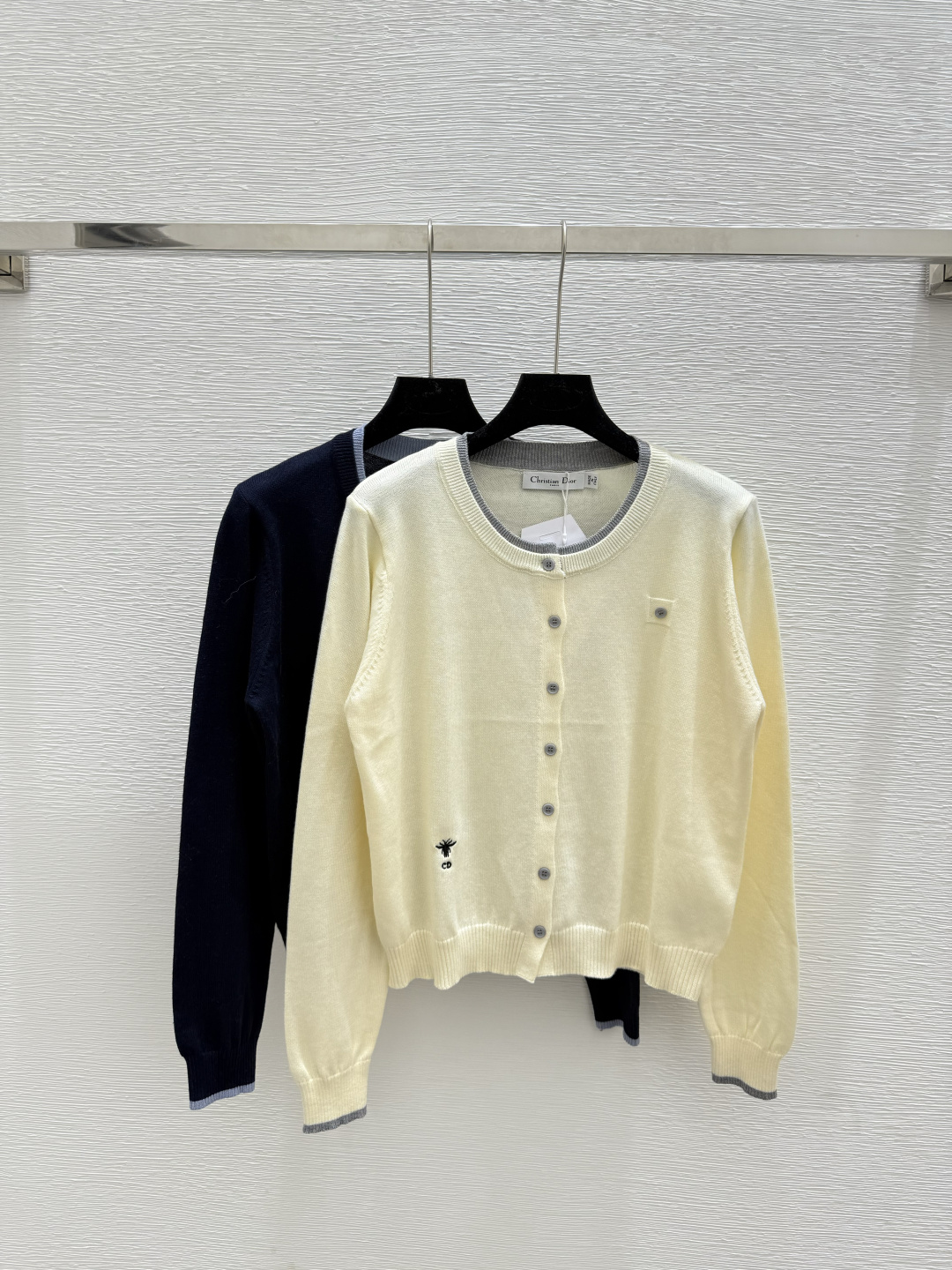 NO:473914,D Home Early Autumn New Style Color-blocking Fake Two-piece Round Neck Knitted Long Sleeve Cardigan Color Apricot Blue Size 36.38.40, Dior, Alexander Wang19860909D家 早秋新款 拼色假两件圆领针织长袖开衫 颜色杏色 宝蓝 尺码36.38.40,,dior,alexander wang,Women's clothing