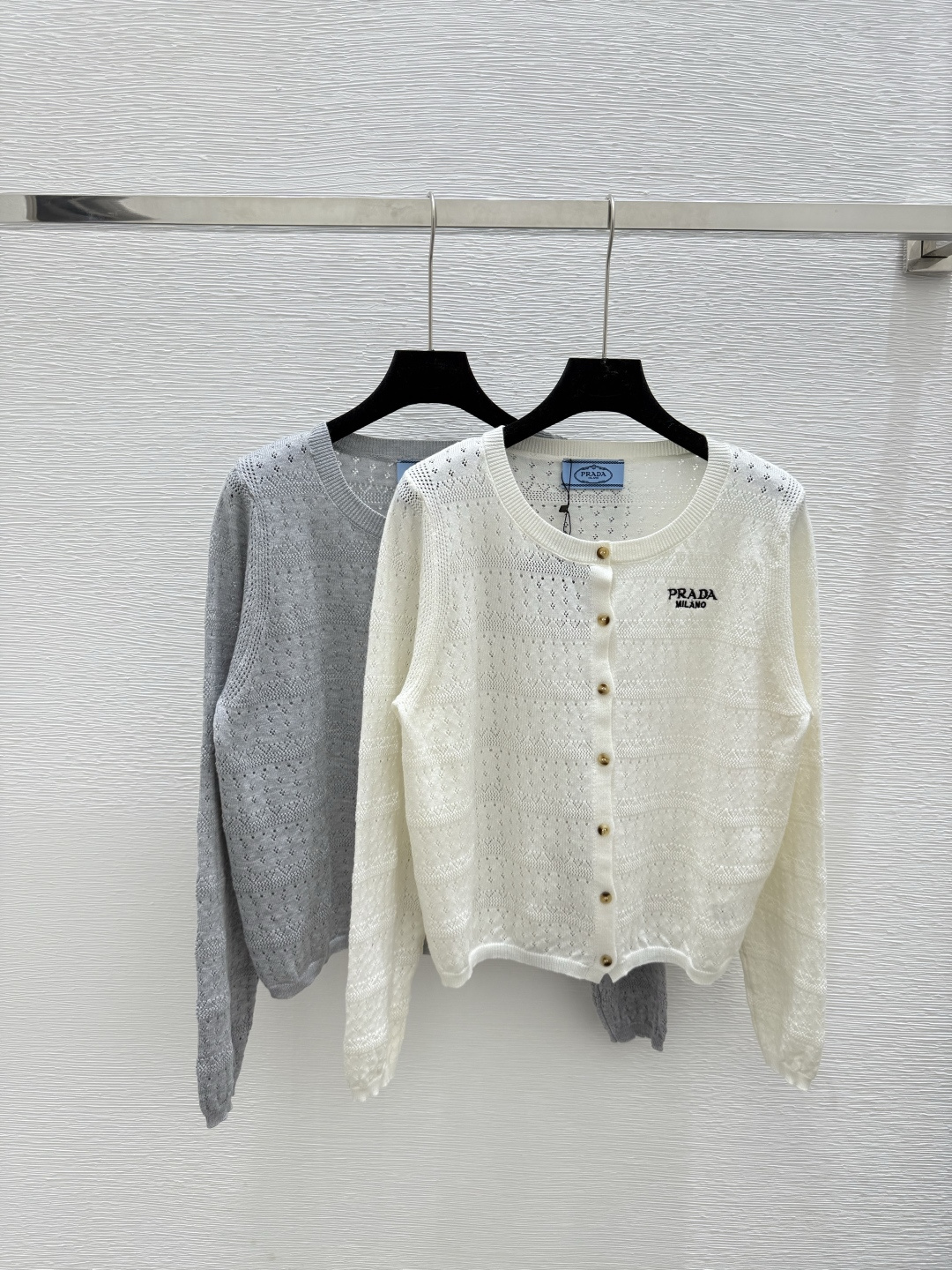 NO:473843,P home, early autumn new style, solid color hollow round neck knitted long-sleeved cardigan, color white, gray, size 36.38.40,,alexander wang19860909P家 早秋新款 纯色镂空圆领针织长袖开衫 颜色白色 灰色 尺码36.38.40,,alexander wang,Women's clothing