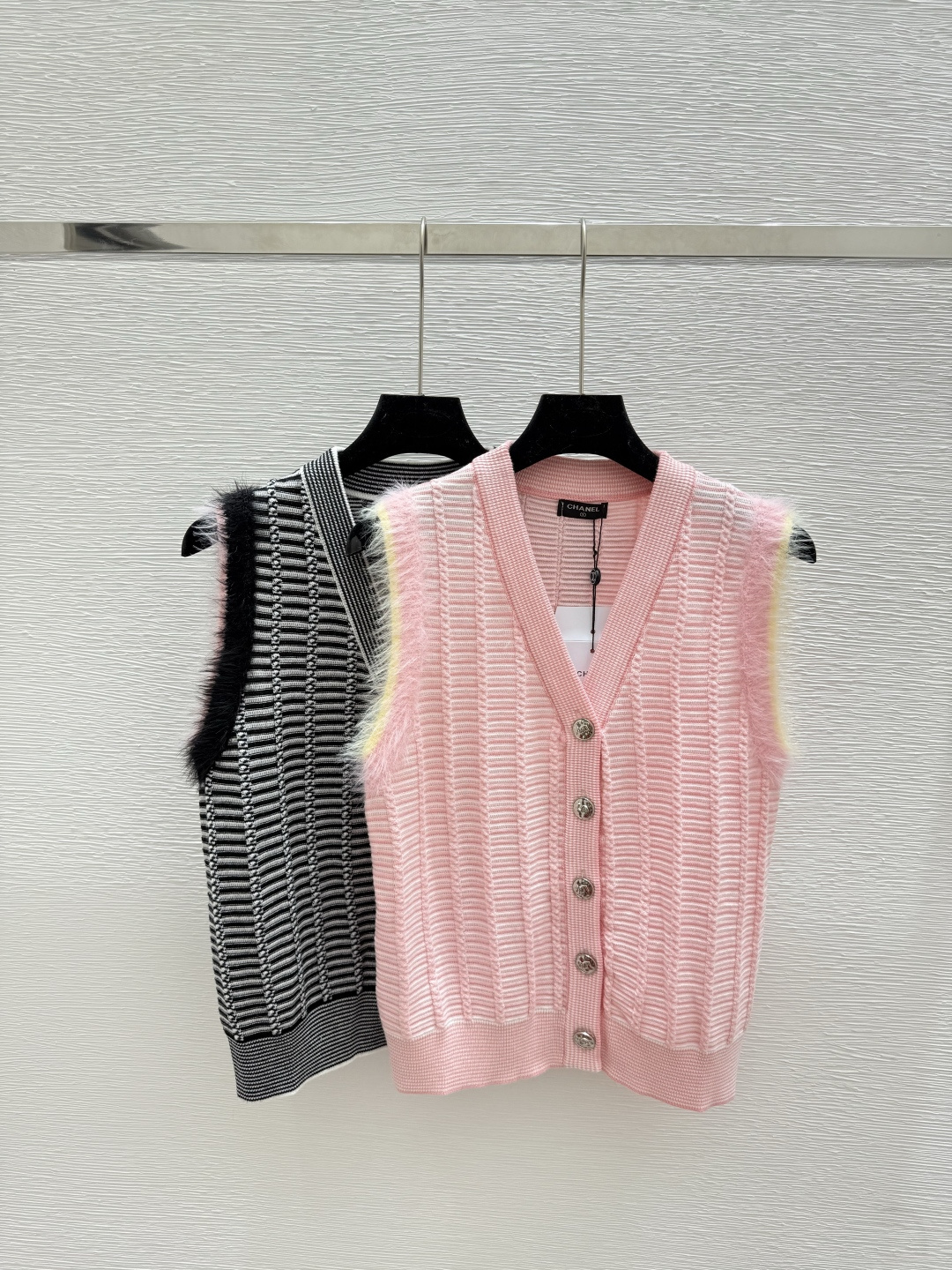 NO:475064,CH Home Summer New Style Color Bundle Feather V-neck Knitted Vest Cardigan Color Pink Black Size 36.38.40, Alexander Wang19860909CH家 夏季新款 拼色羽饰V领针织背心开衫 颜色粉色 黑色 尺码36.38.40,,alexander wang,Women's clothing