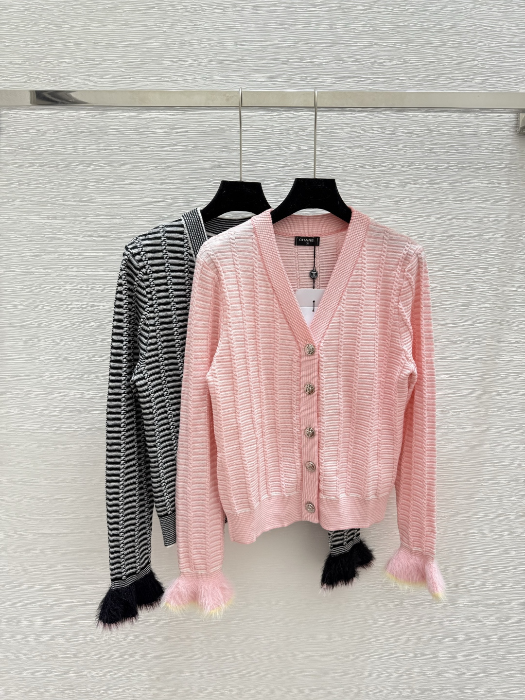 NO:475060,CH Home Early Autumn New Color Blocking Feather V-neck Knitted Long Sleeve Cardigan Color Pink Black Size 36.38.40, Alexander wang19860909CH家 早秋新款 拼色羽饰V领针织长袖开衫 颜色粉色 黑色 尺码36.38.40,,alexander wang,Women's clothing