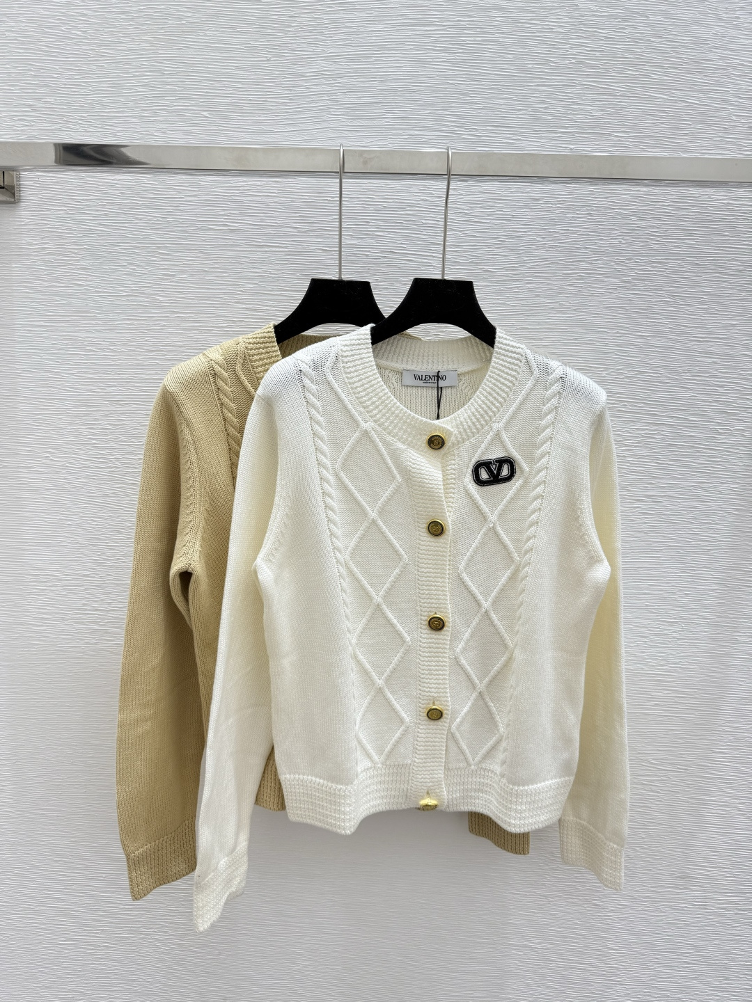NO:475031,VA Home Early Autumn New Three-dimensional Striped Round Neck Knitted Long Sleeve Cardigan Color White Apricot Size 36.38.40,,alexander wang19860909VA家 早秋新款 立体条纹圆领针织长袖开衫 颜色白色 杏色 尺码36.38.40,,alexander wang,Women's clothing