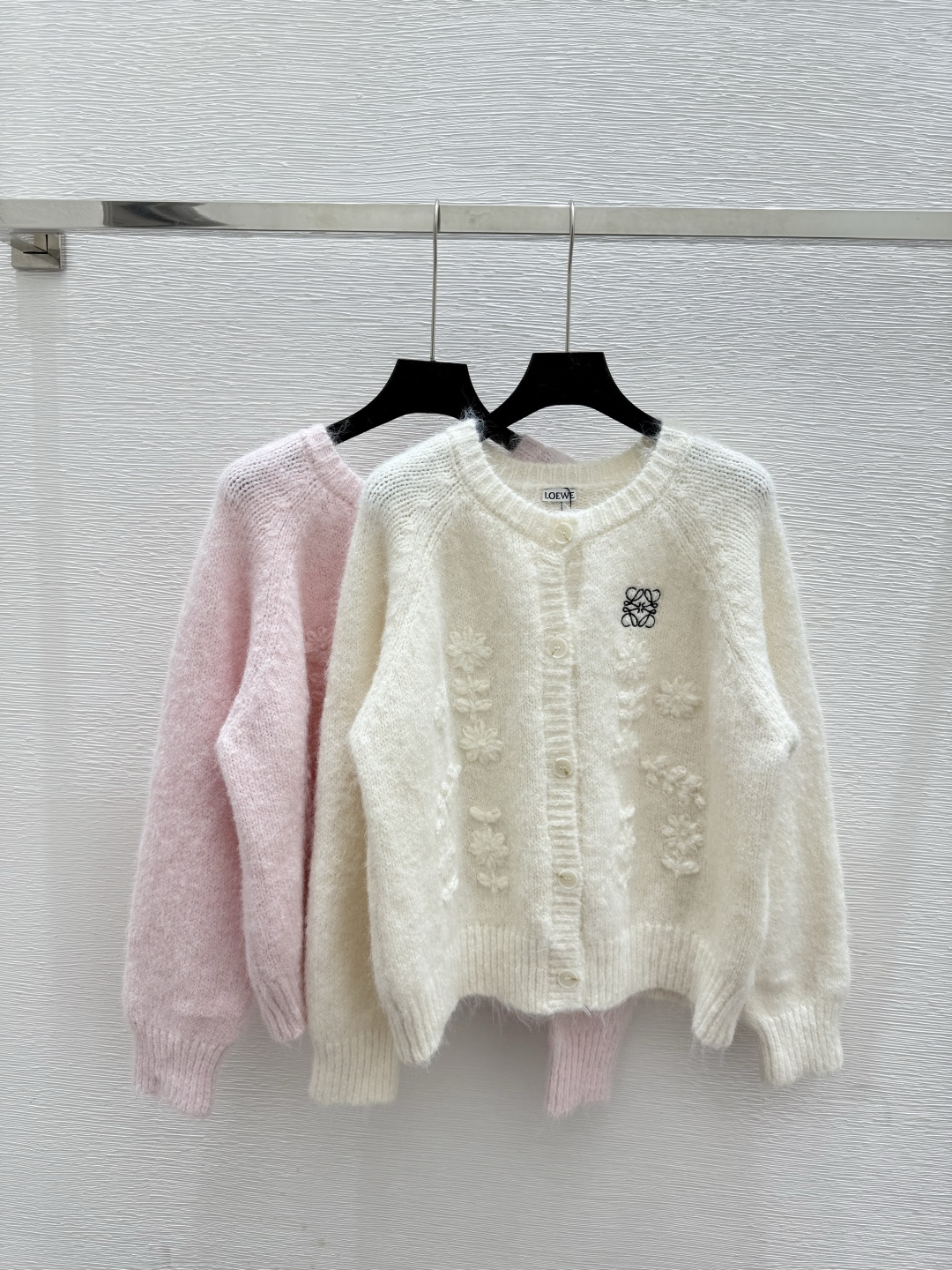 NO:475026,LO Home Early Autumn New Three-dimensional Floral Round Neck Knitted Long Sleeve Cardigan Color White Pink Size 36.38.40,,alexander wang19860909LO家 早秋新款 立体花卉圆领针织长袖开衫 颜色白色 粉色 尺码36.38.40,,alexander wang,Women's clothing